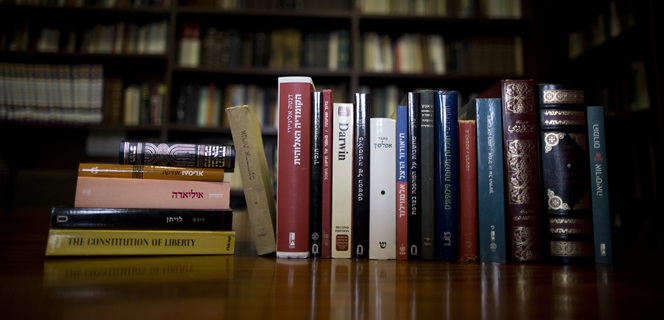 ספרים מסודרים על שולחן