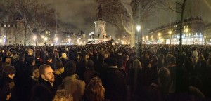 המון בעצרת בכיכר הרפובליקה פריז