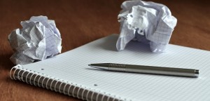 מחברת עם עט ולידה דפי נייר מקומטים לכדור