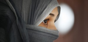 נערה עם כיסוי פנים מוסלמי מסורתי