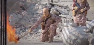 לוחם דאעש אוחז כלי נשק לקראת העלאת המקום באש