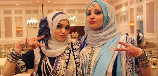 שתי נערות מוסלמיות בחיג'אבים מביטות למצלמה