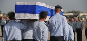 חיילים נושאים קבר העטוף בדגל ישראל