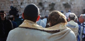 שני אנשים מביטים בכותל המערבי