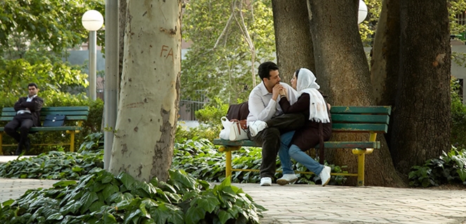 זוג איראני על ספסל בפארק בטהרן