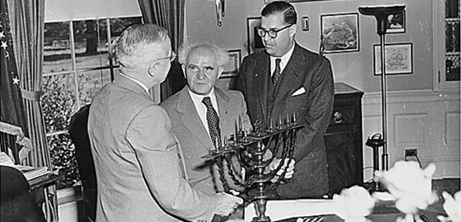 הנשיא טרומן מקבל מנורה מדוד בן גוריון