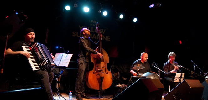 אנסמבל מנגן על הבמה