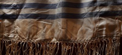 טלית עם ציצית זהב