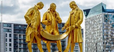 פסלם של בולטון, וואט ומרדוק מזהב, מתבוננים במגילות