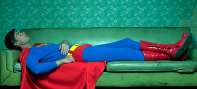 דופרמן שוכב על ספה בוהה בתקרה