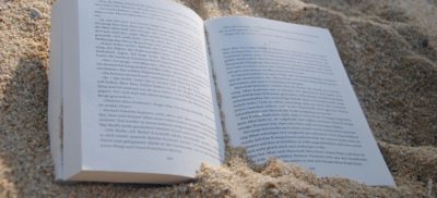ספר מונח פתוח על החול