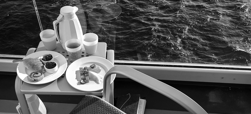 שולחן ארוחת בוקר על יאכטה בשחור לבן, המים ברקע