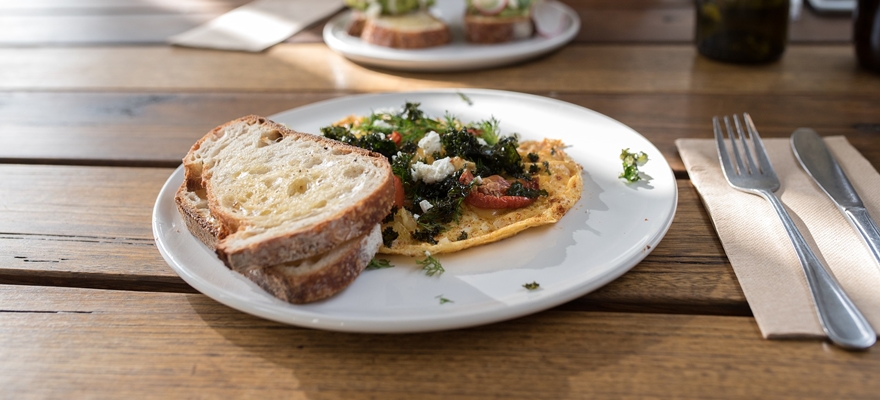 חביתה ולחם, סכו"ם בצד