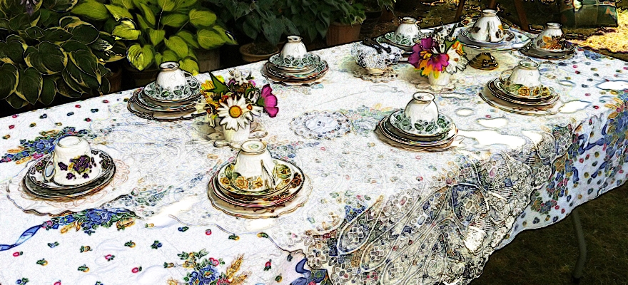 שולחן מסיבת תה בחוץ בהדפסי גובלן ואילוצי צבע