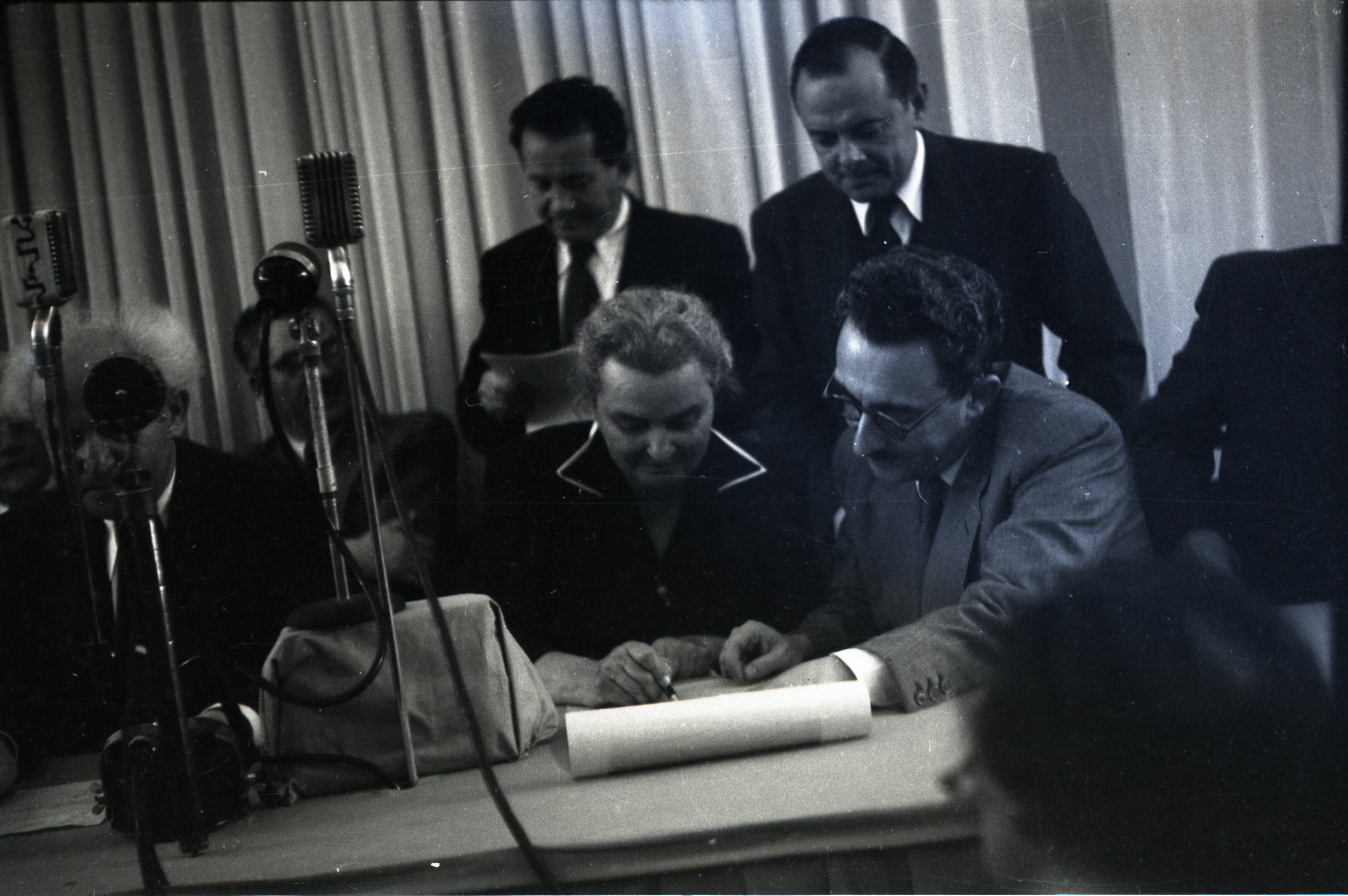 רחל כהן כגן, חברת הוועד הלאומי ומועצת העם הזמנית, חותמת על מגילת העצמאות. "חתימת ידינו לעדות"
