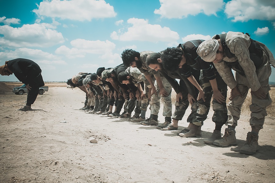חיילים סורים מתפללים במדבר