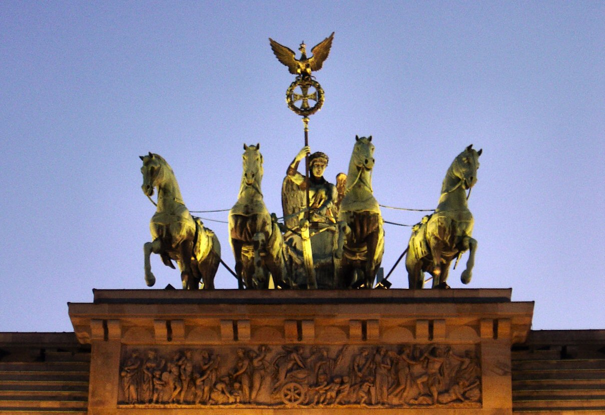 Brandenburg_gate_sunset_quadriga